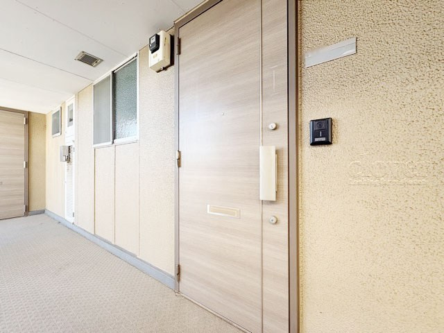 【その他共用部分】 | 狛江第3コーポラス | ダブルロック式の玄関ドアが皆様をお出迎え。お部屋のセキュリティの観点からも、うれしい設備ですね。玄関の色もシックで良い感じです。～即日のご見学可能～　お問合せはお気軽にどうぞ。