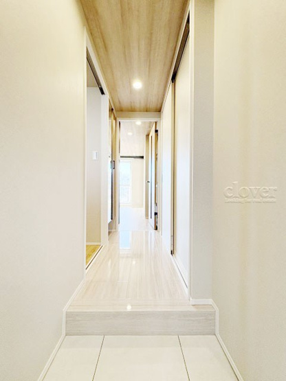 【玄関】 | 狛江第3コーポラス | 玄関ドアを背に、廊下と室内を望みます。ナチュラル系の色合いを重視した内装のイメージをご確認ください。お部屋の第一印象やイメージを決定づける空間です。～即日のご見学可能～　お問合せはお気軽にどうぞ。