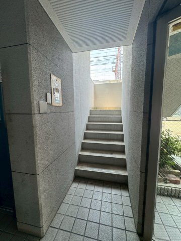 澤村マンションのエントランス