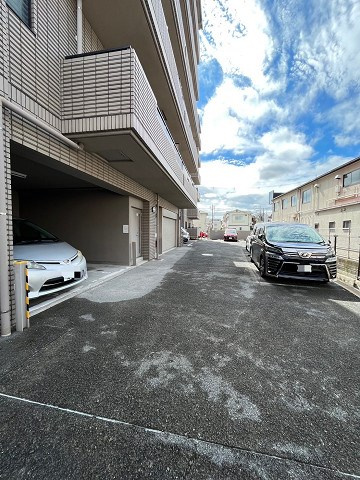 楓コートの駐車場