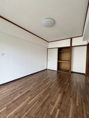 神戸タケサンハイツの洋室