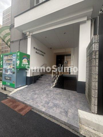 湊町ビルのエントランス