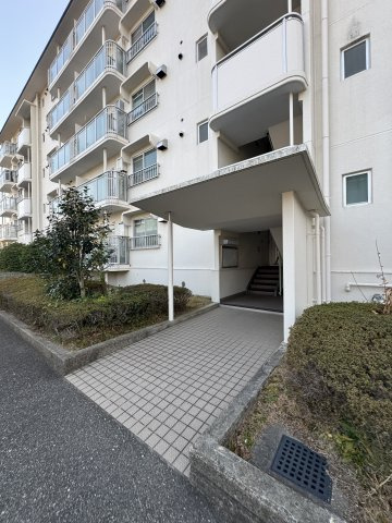横尾2団地86号棟のエントランス