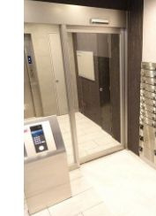 【エントランス】 | ラッフィナート アロッジオ | ゆとりのあるエントランスです