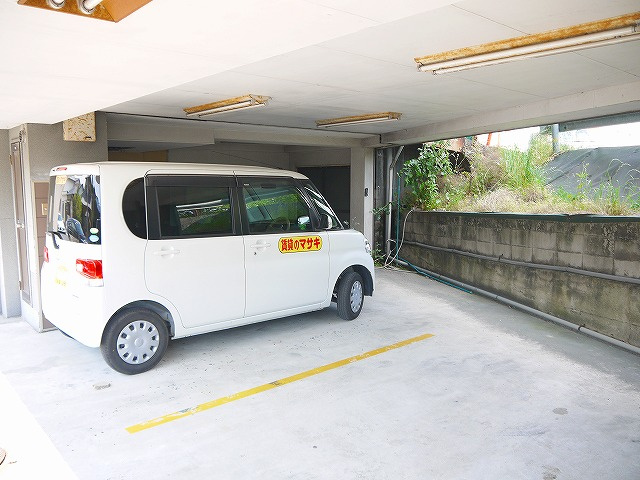 グランディービル奈良道の駐車場|車をお持ちの方に嬉しい駐車場付きの物件です
