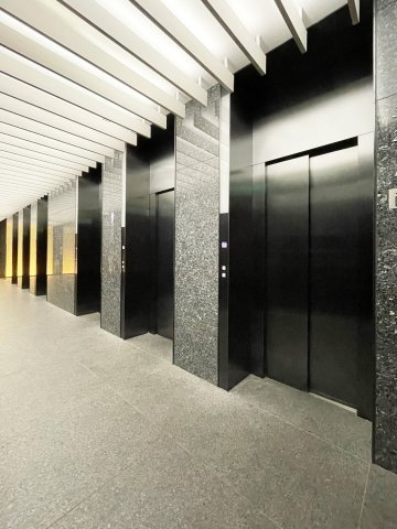 エレベーターホール　低層・中層・高層・超高層４つのブロックに各3基のエレベーター、プラス全階層用1基