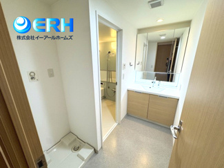 【洗面所】 | リブコートオリジン | 朝の忙しい時間も広々シャンプードレッサーがあればらくらくです。（クリーニング前の室内写真）