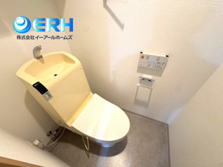 【トイレ】 | リブコートオリジン | ウォシュレット付きで清潔感のあるトイレです。（クリーニング前の室内写真）