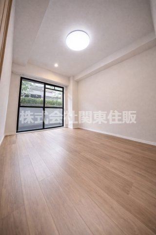 レジデンシャル武蔵浦和ザ・マークプレイスの洋室|ゆったりとした居間です