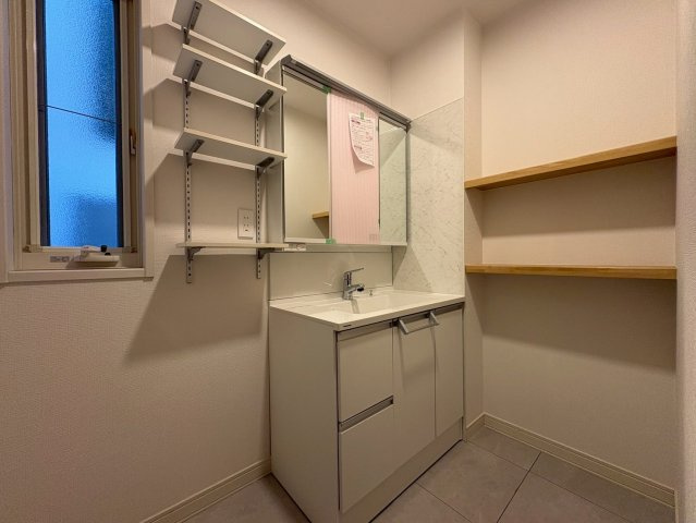 さいたま市緑区大間木２丁目　中古一戸建ての独立洗面台