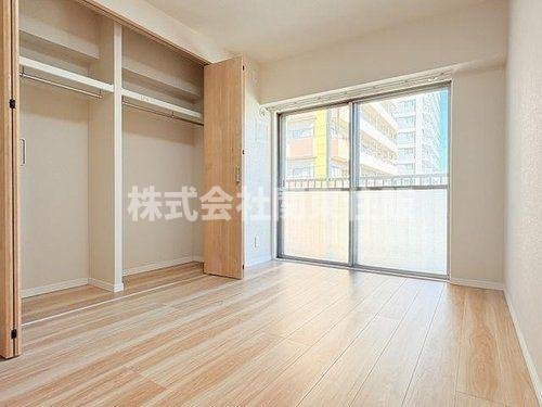 本町ハイツの居間・リビング|こちらのリビングで趣味の時間をお楽しみください