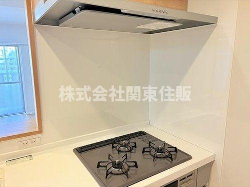 本町ハイツのキッチン|コンパクトなキッチンで掃除もラクラク