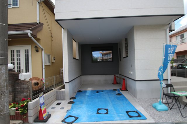 【KEIAI　Grace】小平大沼町４期の外観|屋根付きのビルトイン車庫で雨風から車の汚れをカバーします！