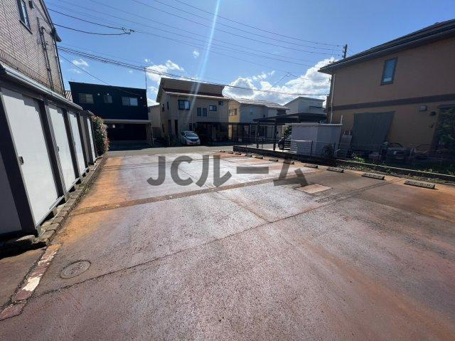 グランシャトーＢの駐車場