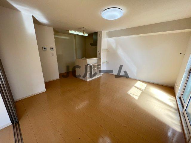 グランシャトーＢの居間・リビング|反転タイプの部屋の写真です