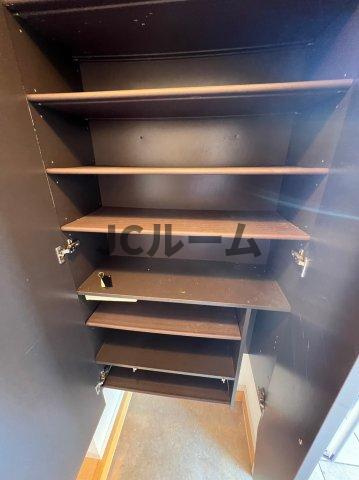 グランシャトーＢの収納|反転タイプの部屋の写真です