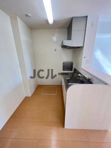 グランシャトーＢの居間・リビング|反転タイプの部屋の写真です