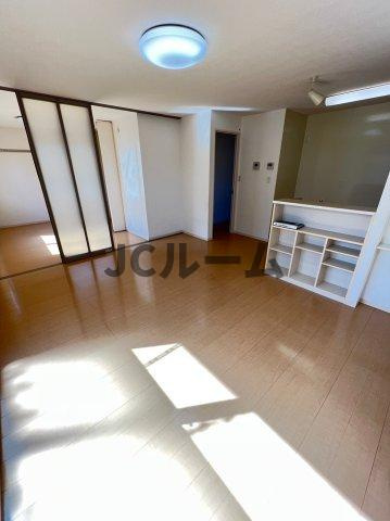 グランシャトーＢの居間・リビング|反転タイプの部屋の写真です