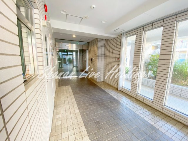 グリーンパーク横須賀中央のエントランス|綺麗に管理されたエントランス