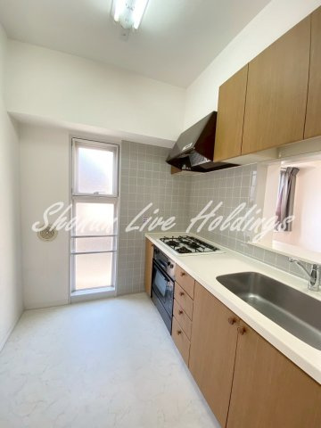 グリーンパーク横須賀中央のキッチン|窓付きで開放的な3口ガスコンロカウンターキッチン♪大型オーブン付き