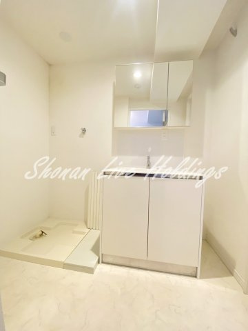 グリーンパーク横須賀中央の独立洗面台|収納豊富な独立洗面台♪