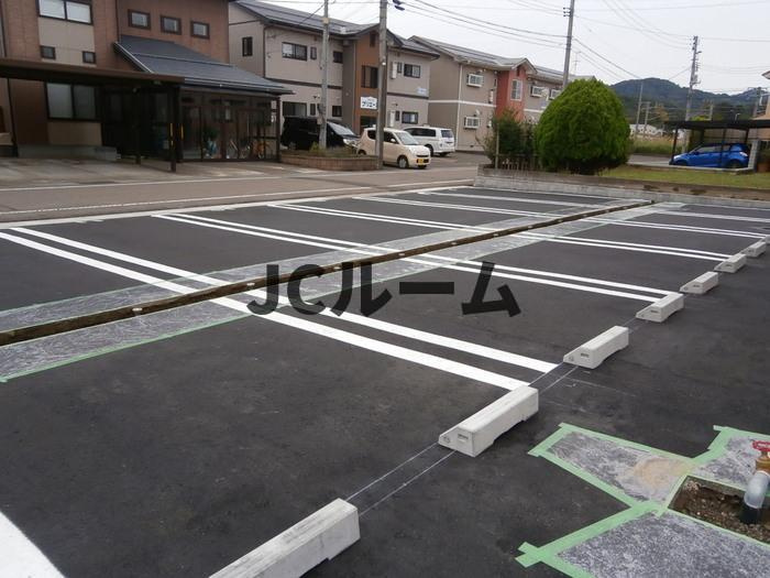 コントレイルの駐車場