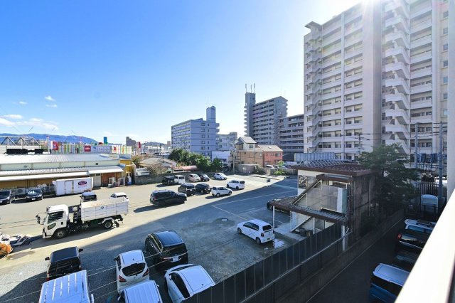 【展望】 | エイリックスタイルウィズ松島 | バルコニー前面は駐車場になっているのでさえぎる高層ビルもなく、美しい青空の眺望が広がります