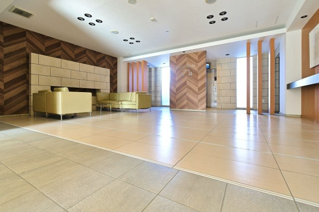 【ロビー】 | エイリックスタイルウィズ松島 | 外と内をつなぐエントランスは、まさに顔となる場所。格調高い雰囲気を漂わせて上質な空間を作り出します