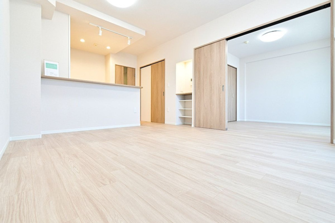 【居間・リビング】 | エイリックスタイルウィズ松島 | 2月にリフォーム完成しました。約13帖のLDKは広くお好きなレイアウトを楽しんでいただけます