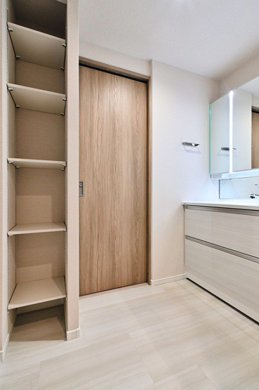 【独立洗面台】 | エイリックスタイルウィズ松島 | 洗面所は鏡裏、洗面台下部、リネン庫など収納スペースがたっぷり設けられています