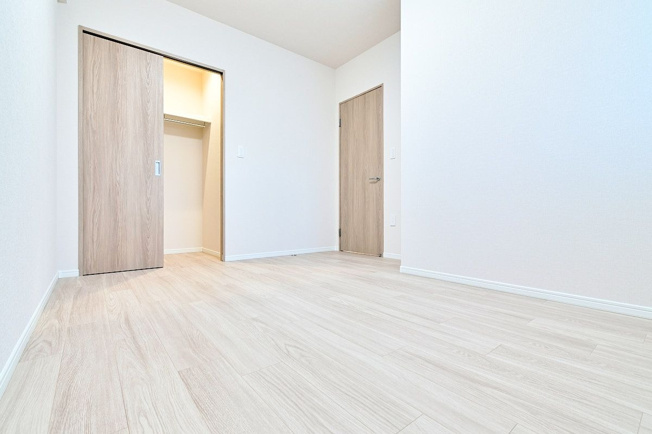 【洋室】 | エイリックスタイルウィズ松島 | 5.2帖の洋室。大容量のウォークインクローゼットが設置されています