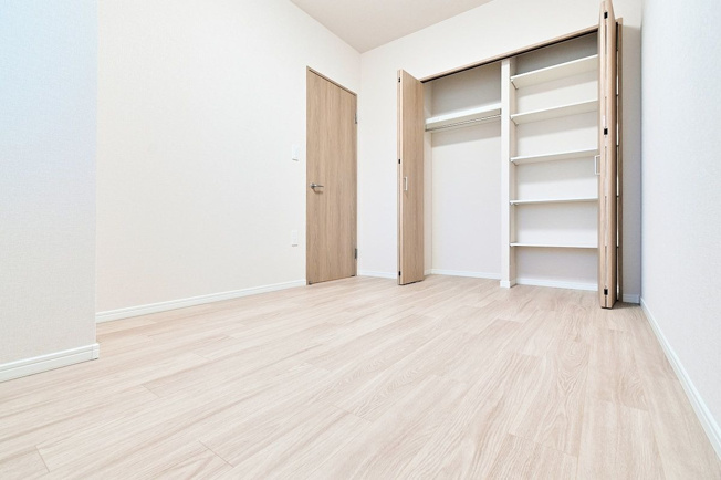 【洋室】 | エイリックスタイルウィズ松島 | 6帖の洋室。各部屋にはクローゼットを完備しています！収納が多いお家はすっきりして快適空間です