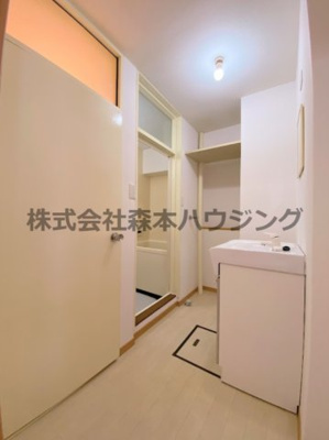 【洗面所】 | 　シャトー東香里 | 明るい洗面所です