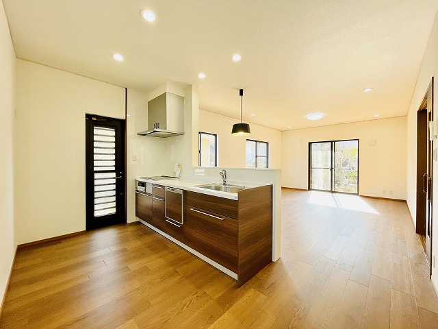 【居間・リビング】 | 大野城市平野台１丁目　戸建て | 対面キッチンはご家族とコミュニケーションがとりやすいのも魅力です
隣にパントリーもあり収納力◎