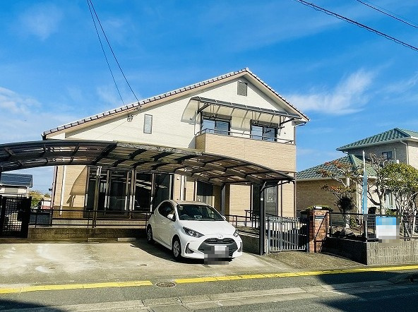 【外観】 | 大野城市平野台１丁目　戸建て | 駐車場３台以上駐車可能で、前面道路も幅９ｍとゆったりしています