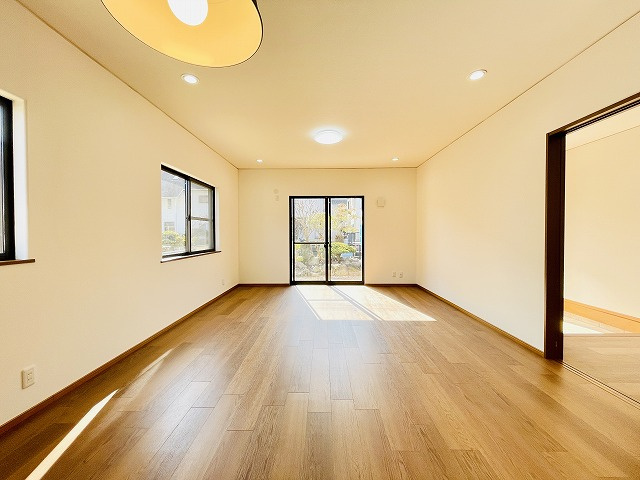 【居間・リビング】 | 大野城市平野台１丁目　戸建て | LDKは二面採光で自然光でも十分な明るさです◎