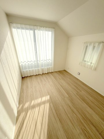 昭島市朝日町5丁目　新築分譲の洋室