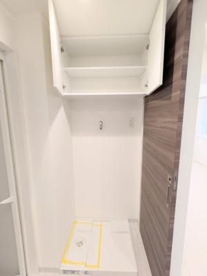 【ランドリースペース】 | フォースター浅草EAST | ～吊戸棚付きランドリースペース写真～