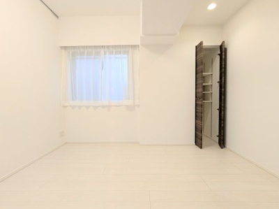 【洋室】 | フォースター浅草EAST | ～WIC付きの主寝室写真～