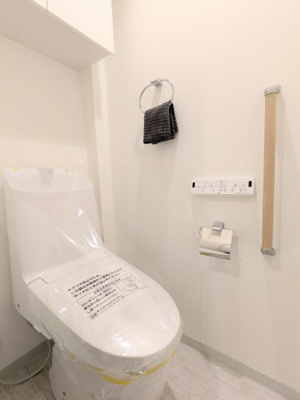 【トイレ】 | フォースター浅草EAST | ～吊戸棚付きのトイレ写真～