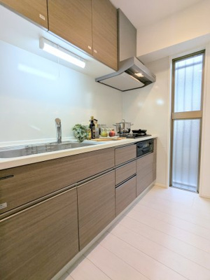【キッチン】 | フォースター浅草EAST | ～吊戸棚付き キッチン写真～