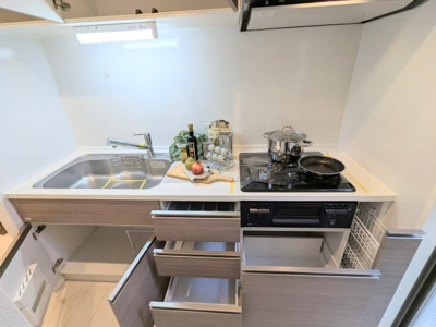 【キッチン】 | フォースター浅草EAST | ～吊戸棚付き キッチン写真～