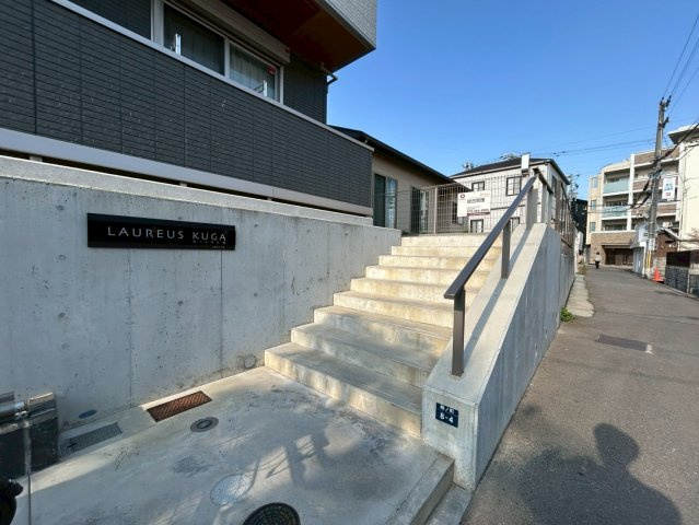LAUREUS KUGAのエントランス