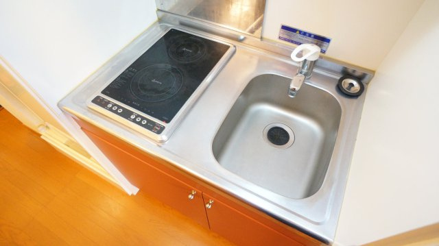 レオパレス安里のキッチン|コンパクトなキッチンで掃除もらくらく