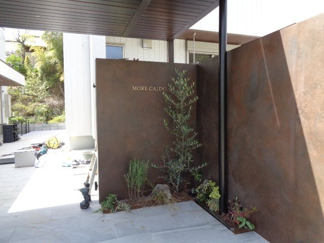 ＭＯＲＥ　ＣＡＬＤＯ　A棟のエントランス