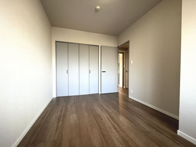 【洋室】 | アンピール美しが丘 | 各部屋にはクローゼットを完備しています！収納が多いお家はすっきりして快適空間です