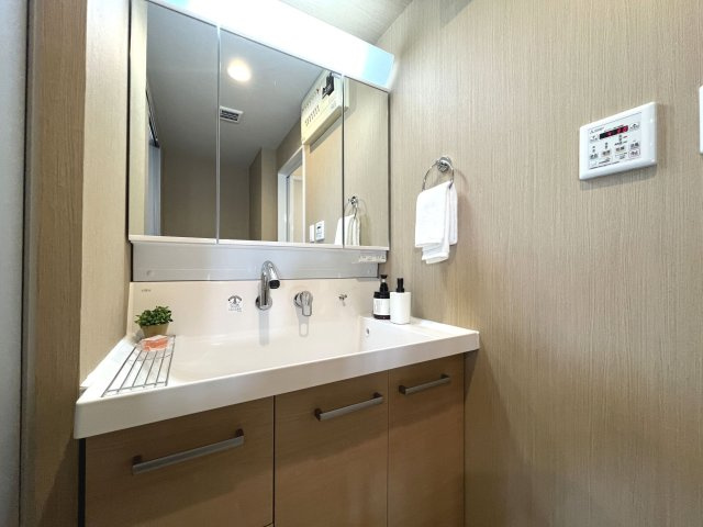 【独立洗面台】 | アンピール美しが丘 | 三面鏡裏収納付きの洗面台で、散らかりがちな洗面回りもすっきりと片付きます