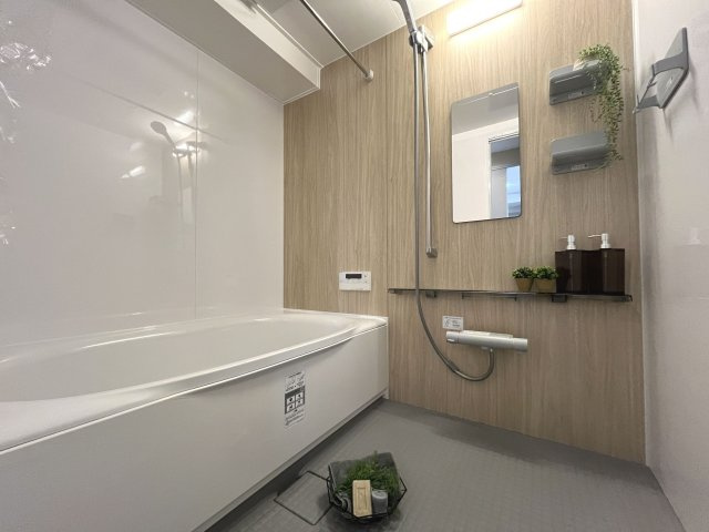 【浴室】 | アンピール美しが丘 | 雨の日でも洗濯に困らない浴室乾燥機、いつでも暖かいお風呂に入れる追い焚き機能付きのバスルーム