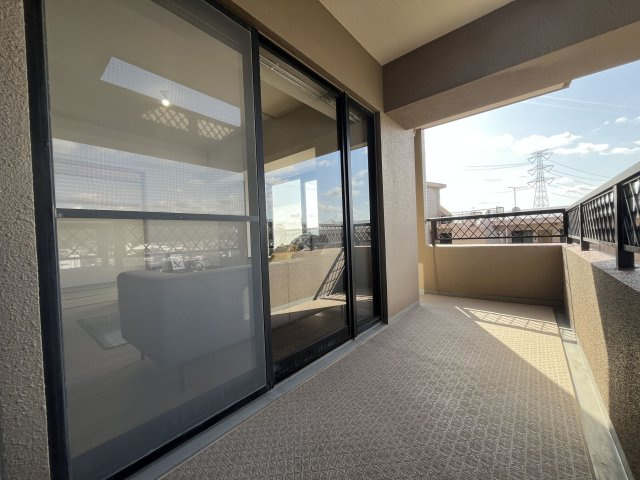 【バルコニー】 | アンピール美しが丘 | 南側のバルコニーは複数の部屋から出入りできるので洗濯物や植物の管理に便利です