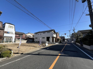 【前面道路含む現地写真】 | 江戸川区北小岩7丁目 新築戸建【全３棟】 | 南側公道・幅員約8.0ｍ